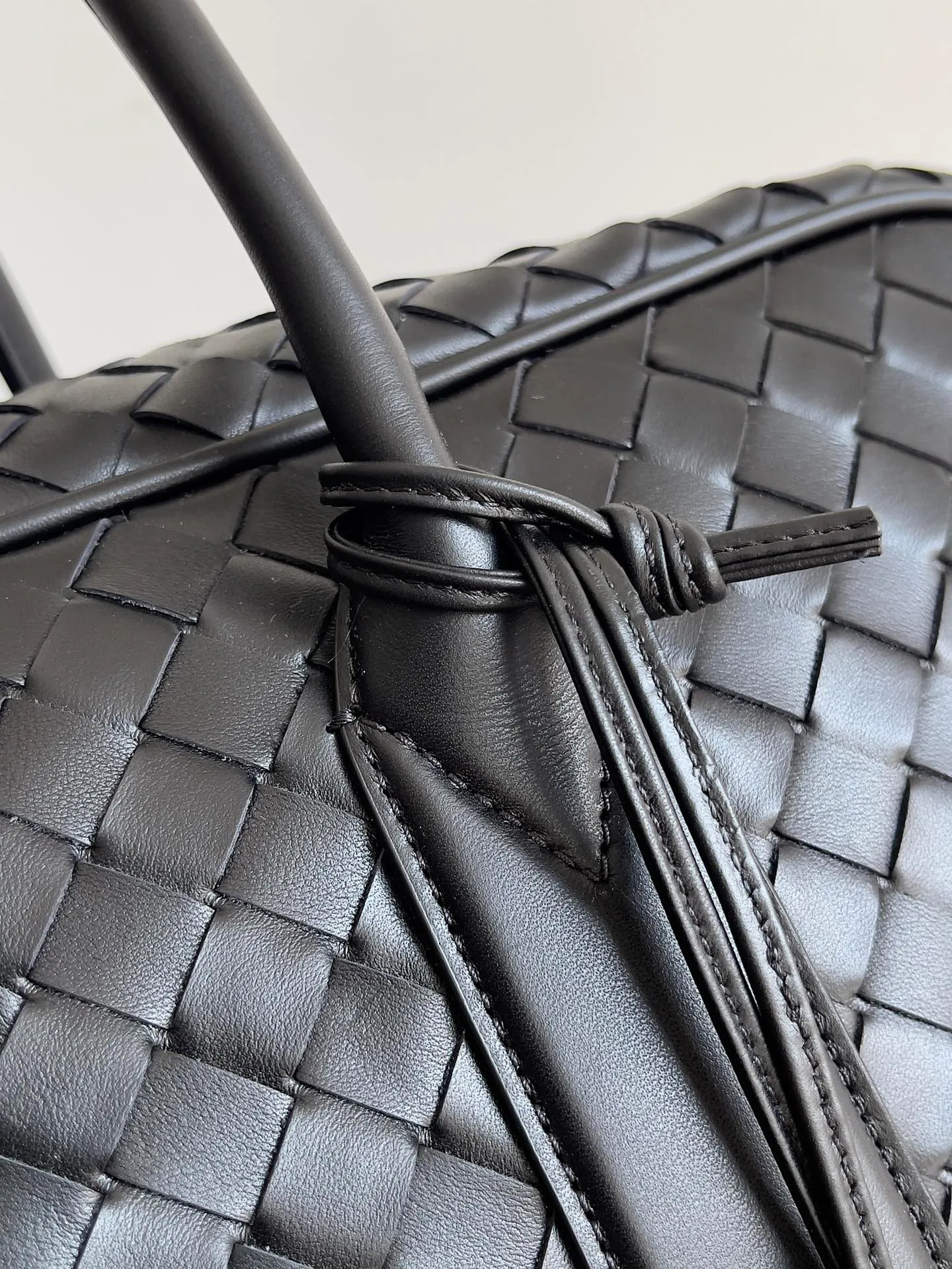Batch 3960 Let's go on a trip✈️BOTTEGA VENETA men's travel bag is no heavier than a suitcase. The capacity and lightness of this travel bag are really suitable for short trips. The soft cow leather reduces the burden on the hands. The capacity is very nice. Style number: 765620 Size: 50*41*15cm